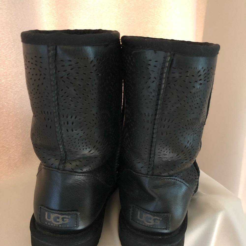 FLASH SALE NOW OR NEVER 🔥 UGG Black Leather Laser Cut Boots Shearling🔥 - Picture 6 of 8